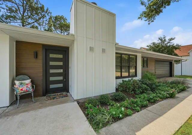 Photo 4 of Single family home for sale at 722 Kiowa Dr W, Lake Kiowa, TX 76240 | MLS# 21370239 | Listing updated on 2026-09-04