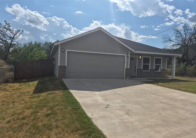 Photo 3 of Single family home for sale at 2518 Orion Wy, Granbury, TX 76048 | MLS# 21369103 | Listing updated on 2026-08-27