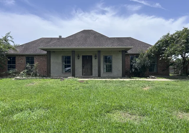Photo 1 of Sale Pending at 107 Clayton Ln, Alexandria, LA 71303 | MLS# 21369566 | Listing updated on 2026-09-28