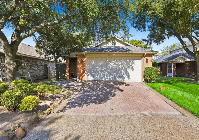 Photo 1 of Sale Pending at 617 Renaissance Pl, Cedar Hill, TX 75104 | MLS# 21360864 | Listing updated on 2026-09-03