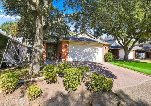 Photo 2 of Sale Pending at 617 Renaissance Pl, Cedar Hill, TX 75104 | MLS# 21360864 | Listing updated on 2026-09-03