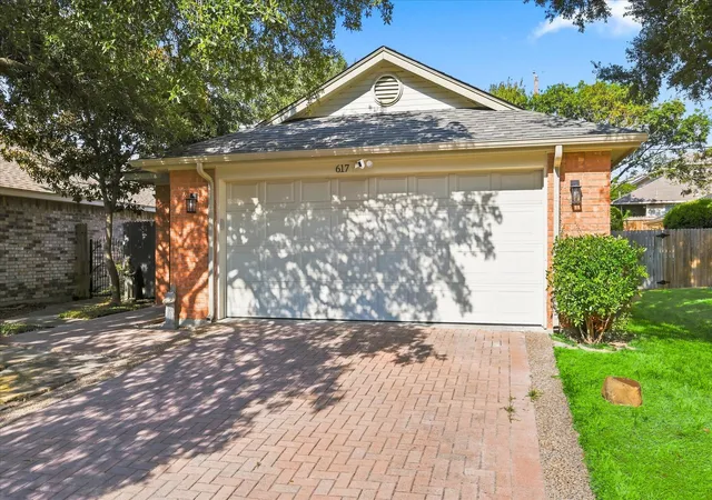 Photo 3 of Sale Pending at 617 Renaissance Pl, Cedar Hill, TX 75104 | MLS# 21360864 | Listing updated on 2026-09-03