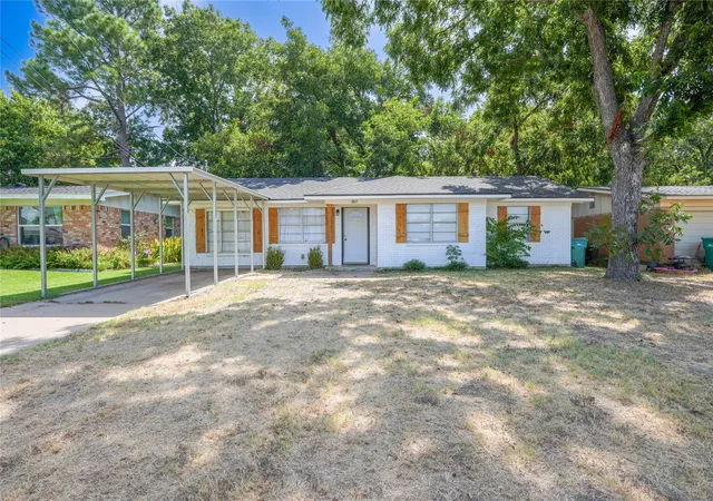 Photo 1 of Single family home for sale at 807 N Lacy Dr, Lacy Lakeview, TX 76705 | MLS# 21370619 | Listing updated on 2026-08-27