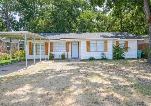 Photo 2 of Single family home for sale at 807 N Lacy Dr, Lacy Lakeview, TX 76705 | MLS# 21370619 | Listing updated on 2026-08-27
