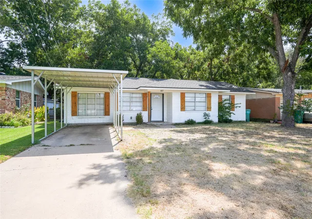 Photo 3 of Single family home for sale at 807 N Lacy Dr, Lacy Lakeview, TX 76705 | MLS# 21370619 | Listing updated on 2026-08-27