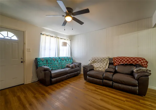 Photo 4 of Single family home for sale at 807 N Lacy Dr, Lacy Lakeview, TX 76705 | MLS# 21370619 | Listing updated on 2026-08-27