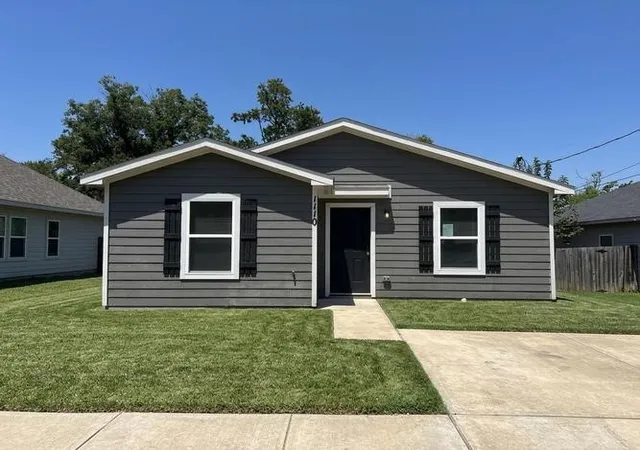 Photo 1 of Single family home for sale at 1110 Jones St, Greenville, TX 75401 | MLS# 21368479 | Listing updated on 2026-10-02