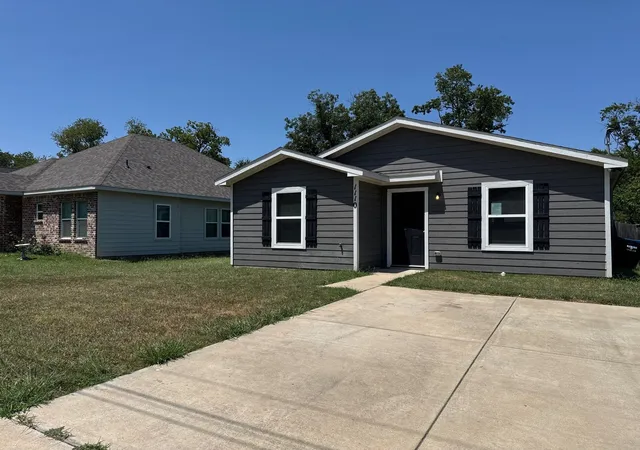 Photo 2 of Single family home for sale at 1110 Jones St, Greenville, TX 75401 | MLS# 21368479 | Listing updated on 2026-10-02