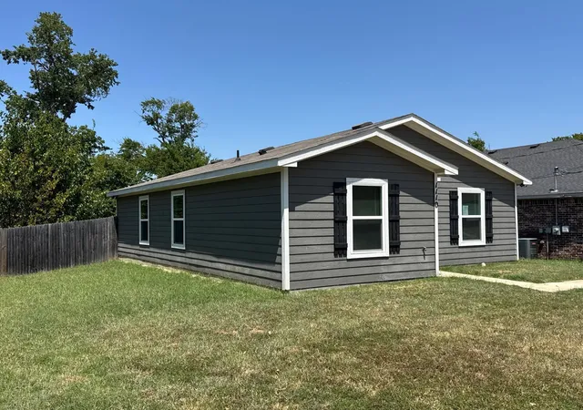 Photo 3 of Single family home for sale at 1110 Jones St, Greenville, TX 75401 | MLS# 21368479 | Listing updated on 2026-10-02