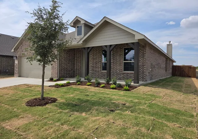 Photo 3 of Single family home for sale at 804 Silverleaf Dr, Ennis, TX 75119 | MLS# 21367905 | Listing updated on 2026-09-25