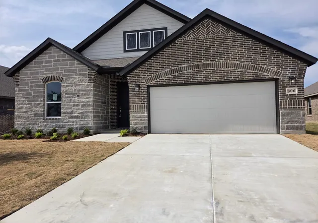 Photo 1 of Single family home for sale at 806 Silverleaf Dr, Ennis, TX 75119 | MLS# 21367928 | Listing updated on 2026-09-25