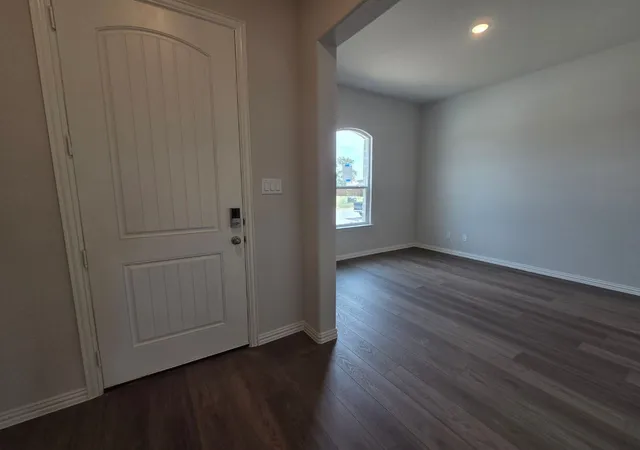 Photo 3 of Single family home for sale at 806 Silverleaf Dr, Ennis, TX 75119 | MLS# 21367928 | Listing updated on 2026-09-25