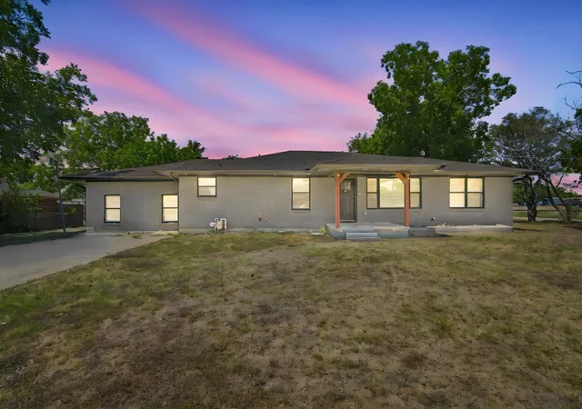 Photo 2 of Single family home for sale at 104 Casa Linda Dr, Ennis, TX 75119 | MLS# 21369771 | Listing updated on 2026-08-27