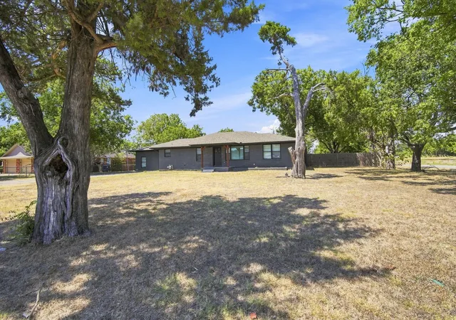 Photo 3 of Single family home for sale at 104 Casa Linda Dr, Ennis, TX 75119 | MLS# 21369771 | Listing updated on 2026-08-27