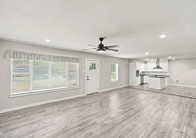 Photo 3 of Single family home for sale at 104 Casa Linda Dr, Ennis, TX 75119 | MLS# 21369771 | Listing updated on 2026-08-27