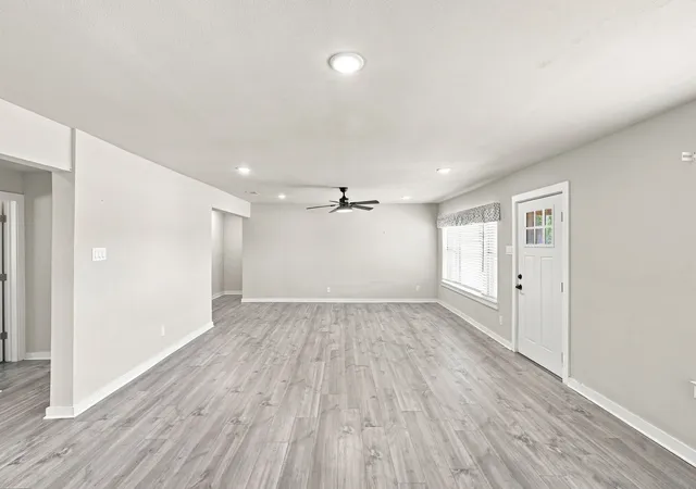 Photo 4 of Single family home for sale at 104 Casa Linda Dr, Ennis, TX 75119 | MLS# 21369771 | Listing updated on 2026-08-27