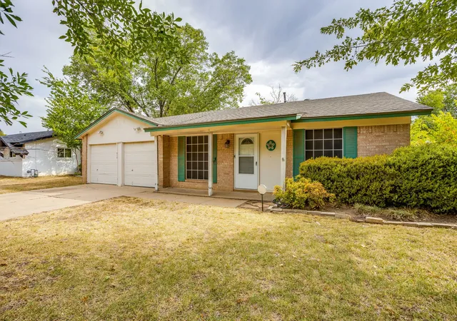 Photo 2 of Single family home for sale at 312 Nw Wintercrest Rd, Burleson, TX 76028 | MLS# 21369844 | Listing updated on 2026-08-31