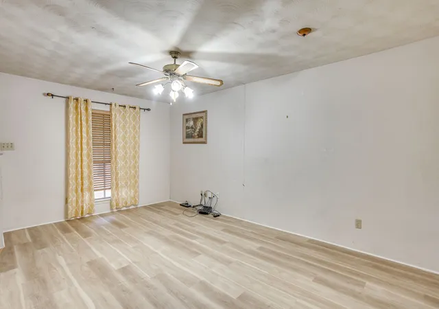 Photo 3 of Single family home for sale at 312 Nw Wintercrest Rd, Burleson, TX 76028 | MLS# 21369844 | Listing updated on 2026-08-31