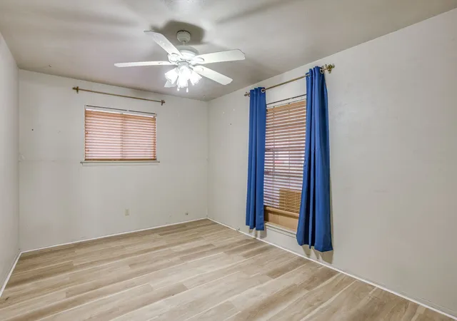 Photo 4 of Single family home for sale at 312 Nw Wintercrest Rd, Burleson, TX 76028 | MLS# 21369844 | Listing updated on 2026-08-31