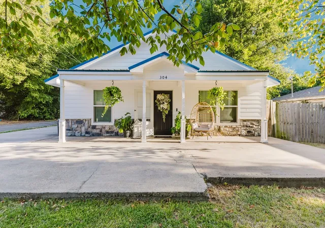 Photo 1 of Single family home for sale at 304 Jarbo St, Sulphur Springs, TX 75482 | MLS# 21370044 | Listing updated on 2026-08-27