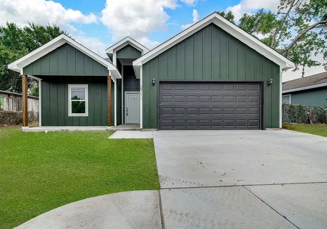 Photo 1 of Single family home for sale at 2711 Finley St, Fort Worth, TX 76111 | MLS# 21370879 | Listing updated on 2026-10-02