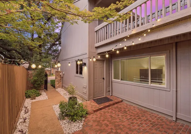 Photo 3 of Townhouse for sale at 9622 Highland View Dr, Dallas, TX 75238 | MLS# 21367883 | Listing updated on 2026-08-29