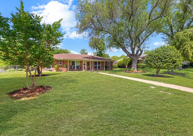 Photo 3 of Single family home for sale at 347 Merribrook Trl, Duncanville, TX 75116 | MLS# 21370975 | Listing updated on 2026-10-07