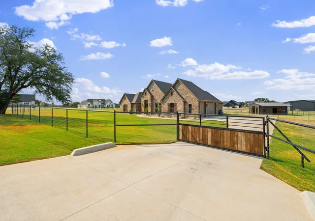 Photo 3 of Single family home for sale at 460 Royal Santana Run, Weatherford, TX 76087 | MLS# 21369769 | Listing updated on 2026-08-29