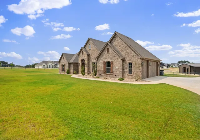 Photo 3 of Single family home for sale at 460 Royal Santana Run, Weatherford, TX 76087 | MLS# 21369769 | Listing updated on 2026-08-29