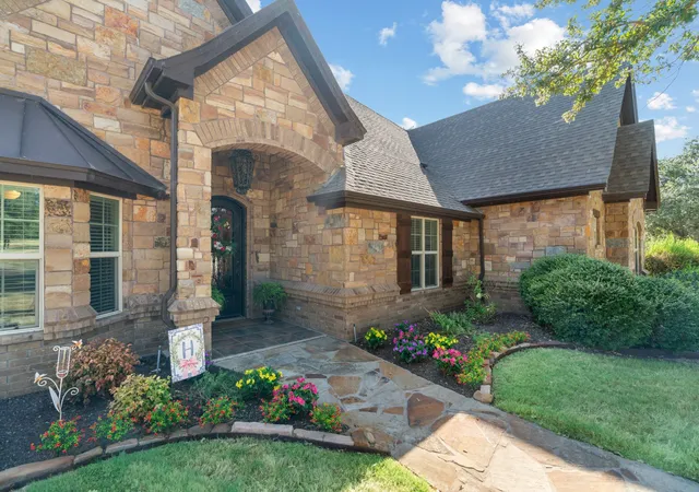 Photo 3 of Single family home for sale at 173 Oakwood Trl, Eastland, TX 76448 | MLS# 21368549 | Listing updated on 2026-09-29