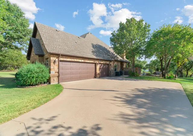 Photo 4 of Single family home for sale at 173 Oakwood Trl, Eastland, TX 76448 | MLS# 21368549 | Listing updated on 2026-09-29