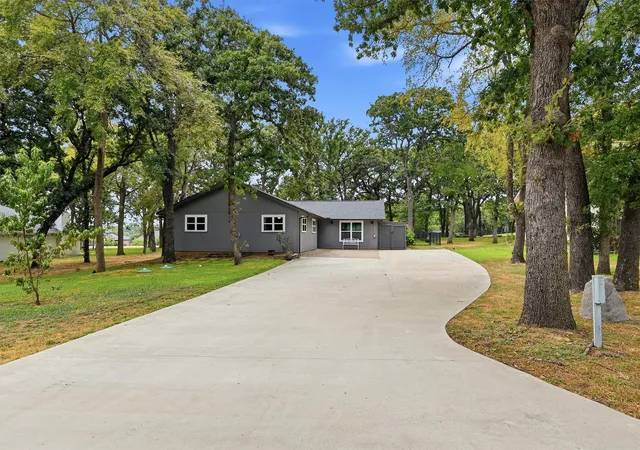 Photo 1 of Single family home for sale at 237 Cayuga Trl, Lake Kiowa, TX 76240 | MLS# 21370850 | Listing updated on 2026-08-31