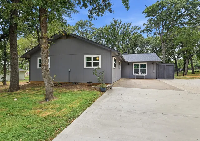 Photo 2 of Single family home for sale at 237 Cayuga Trl, Lake Kiowa, TX 76240 | MLS# 21370850 | Listing updated on 2026-08-31