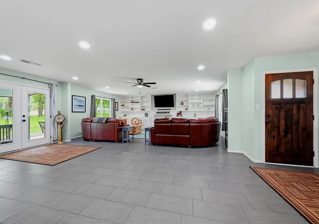 Photo 4 of Single family home for sale at 237 Cayuga Trl, Lake Kiowa, TX 76240 | MLS# 21370850 | Listing updated on 2026-08-31