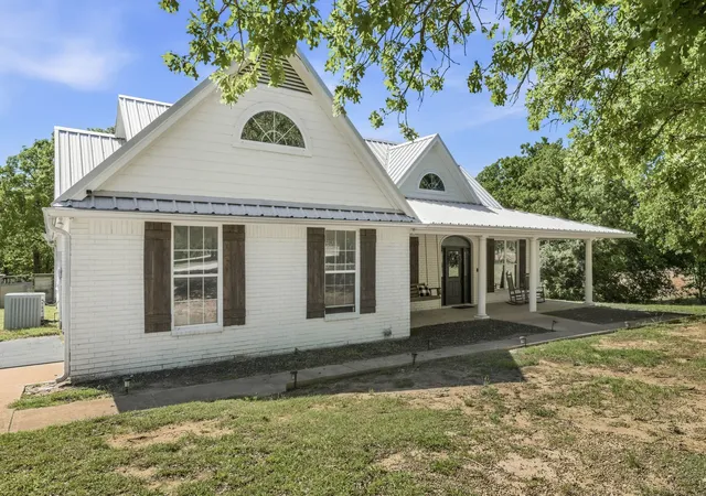 Photo 3 of Single family home for sale at 2055 County Road 1370, Alvord, TX 76225 | MLS# 21371074 | Listing updated on 2026-08-28