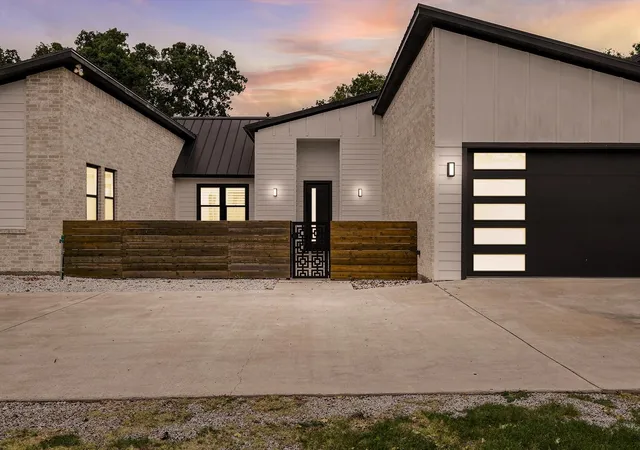 Photo 2 of Single family home for sale at 211 Shahan Dr, Shady Shores, TX 76208 | MLS# 21370577 | Listing updated on 2026-10-09