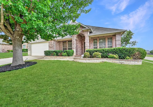 Photo 1 of Sale Pending at 14 Lucas Ln, Edgecliff Village, TX 76134 | MLS# 21369635 | Listing updated on 2026-09-22