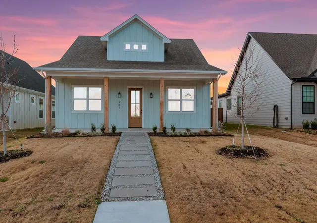 Photo 1 of Single family home for sale at 207 W 7th St, Justin, TX 76247 | MLS# 21371138 | Listing updated on 2026-09-02