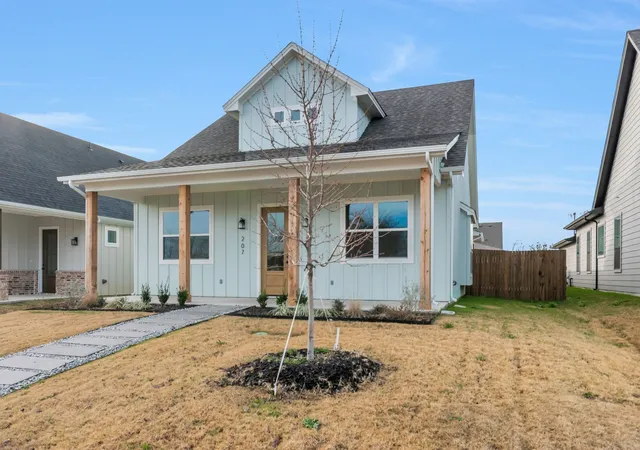 Photo 2 of Single family home for sale at 207 W 7th St, Justin, TX 76247 | MLS# 21371138 | Listing updated on 2026-09-02