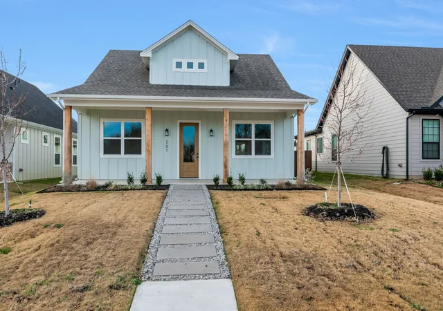 Photo 3 of Single family home for sale at 207 W 7th St, Justin, TX 76247 | MLS# 21371138 | Listing updated on 2026-09-02