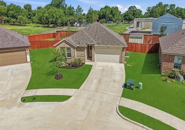 Photo 1 of Single family home for sale at 201 Volunteer Dr, Sherman, TX 75090 | MLS# 21355529 | Listing updated on 2026-08-28