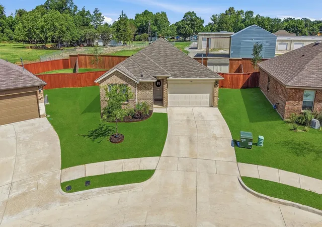 Photo 2 of Single family home for sale at 201 Volunteer Dr, Sherman, TX 75090 | MLS# 21355529 | Listing updated on 2026-08-28