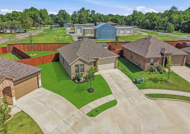 Photo 3 of Single family home for sale at 201 Volunteer Dr, Sherman, TX 75090 | MLS# 21355529 | Listing updated on 2026-08-28
