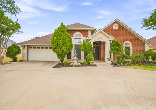 Photo 2 of Single family home for sale at 1422 Glenwood Dr, Stephenville, TX 76401 | MLS# 21370919 | Listing updated on 2026-09-19
