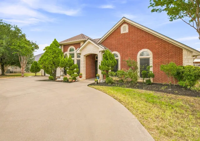 Photo 3 of Single family home for sale at 1422 Glenwood Dr, Stephenville, TX 76401 | MLS# 21370919 | Listing updated on 2026-09-19
