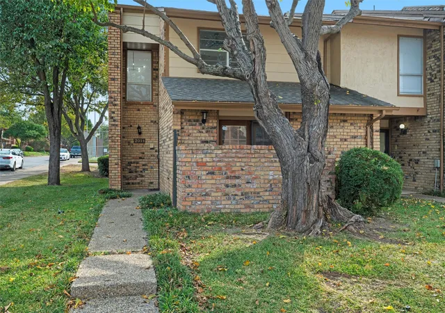 Photo 3 of Townhouse for sale at 2014 Warnford Pl, Arlington, TX 76015 | MLS# 21370085 | Listing updated on 2026-10-05