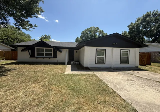 Photo 1 of Single family home for sale at 104 Indian Ct, Waxahachie, TX 75165 | MLS# 21371282 | Listing updated on 2026-08-28
