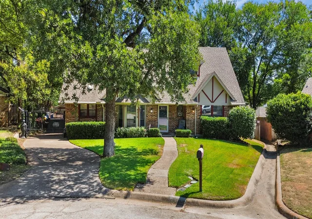 Photo 3 of Sale Pending at 4219 Pleasant Oaks Ct, Arlington, TX 76016 | MLS# 21364013 | Listing updated on 2026-09-30