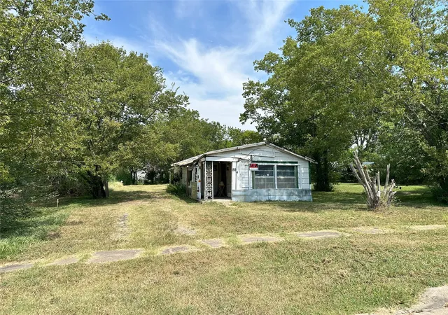 Photo 1 of Single family home for sale at 804 E 12th Ave, Corsicana, TX 75110 | MLS# 21371377 | Listing updated on 2026-08-28