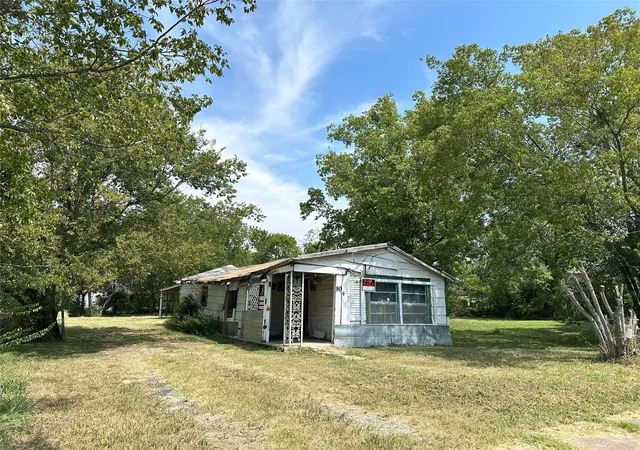 Photo 2 of Single family home for sale at 804 E 12th Ave, Corsicana, TX 75110 | MLS# 21371377 | Listing updated on 2026-08-28